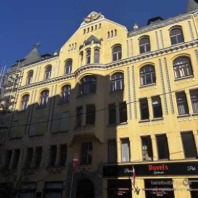 L’edificio Art Nouveau di fronte alla Casa dei Gatti su Meistaru iela, Riga, Lettonia