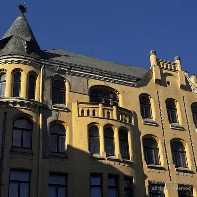 La torretta d’angolo della Casa dei Gatti vista dal basso, Riga, Lettonia