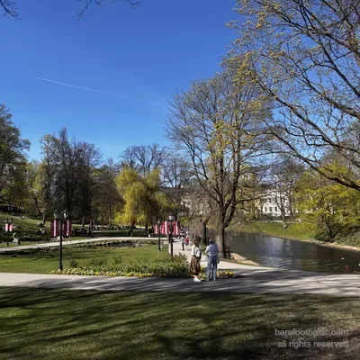 Il canale nel parco Bastejkalns dietro il Monumento della Libertà, Riga, Lettonia