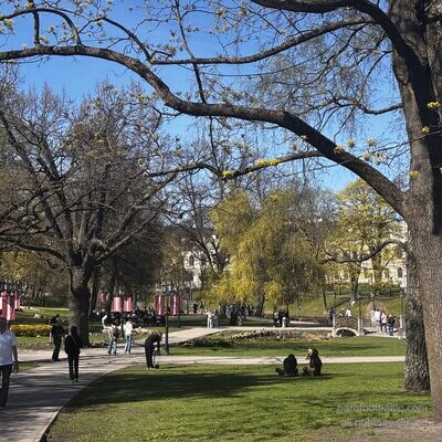 El parque Bastejkalns una tarde de primavera con gente paseando, Riga, Letonia