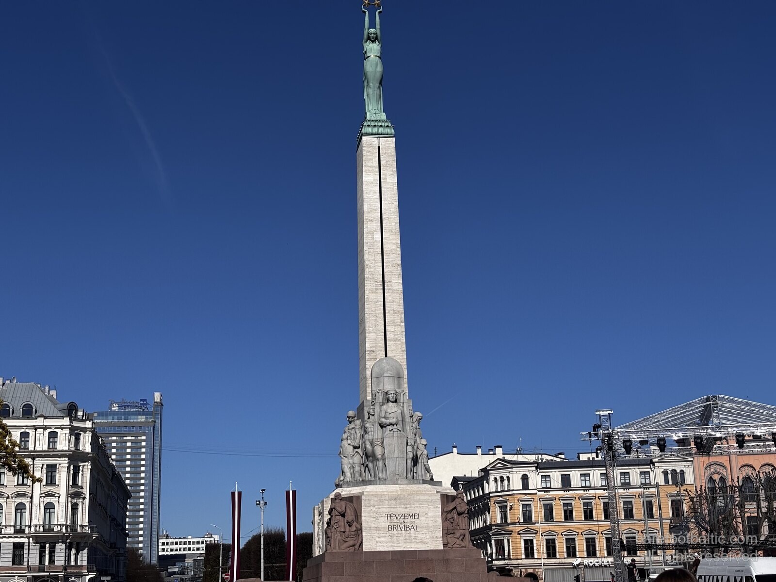 Laisvės paminklas (Brīvības piemineklis) Rīgoje su Milda, viršuje laikančia tris auksines žvaigždes, Latvija.