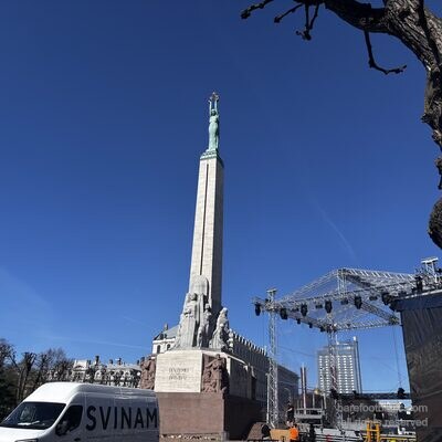 El Monumento a la Libertad de lado, con el parque Bastejkalns detrás, Riga, Letonia