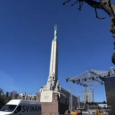 Il Monumento della Libertà di lato con il parco Bastejkalns sullo sfondo, Riga, Lettonia