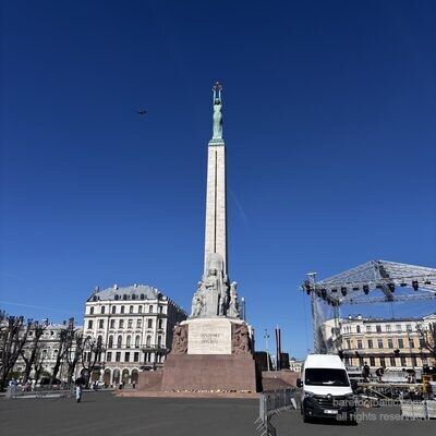 Vista amplia de la plaza del Monumento a la Libertad en primavera, Riga, Letonia