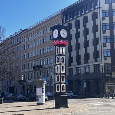 El reloj de Laima en Brīvības iela junto al Monumento a la Libertad, Riga, Letonia