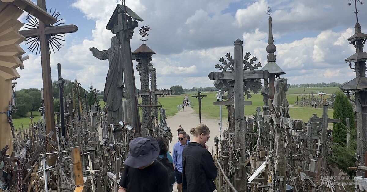 Kryžių kalnas, Lietuva — medinis takas su piligrimo Jėzaus statula ir rankomis drožtais kryžiais.