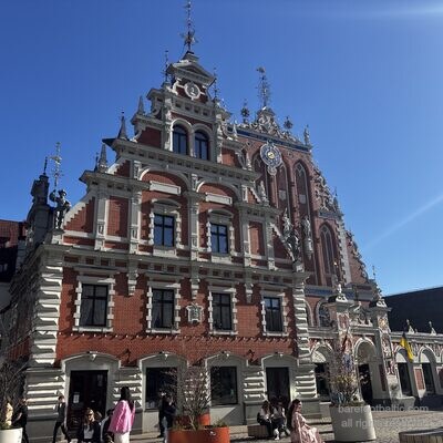 Les Têtes Noires et la Maison Schwabe de côté, place de l'Hôtel de ville, Riga, Lettonie