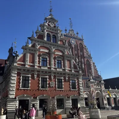 La Casa delle Teste Nere e la Casa Schwabe viste di lato, Piazza del Municipio, Riga, Lettonia