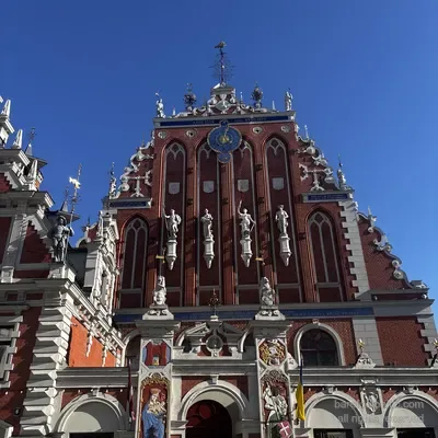 La facciata anteriore rinascimentale olandese della Casa delle Teste Nere, Riga, Lettonia