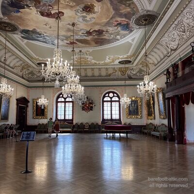 La Grande Salle de la Maison des Têtes Noires avec son plafond peint, Riga, Lettonie