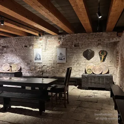 La cantina medievale all’interno del museo della Casa delle Teste Nere, Riga, Lettonia