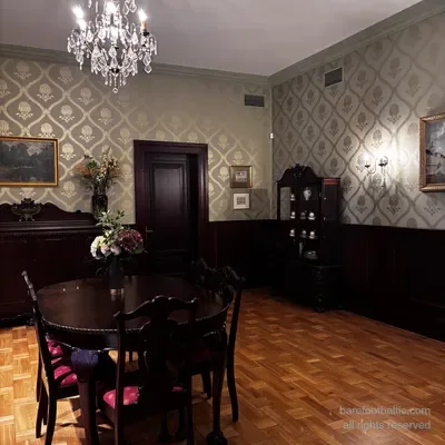 Una sala da pranzo d’epoca dell’Ottocento all’interno del museo della Casa delle Teste Nere, Riga, Lettonia