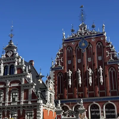 I due frontoni gemelli della Casa delle Teste Nere e della Casa Schwabe, Riga, Lettonia