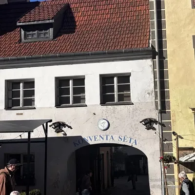 Il portale ad arco e la scritta di Konventa Sēta su Kalēju iela, Riga, Lettonia