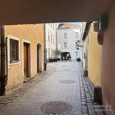 Il passaggio interno acciottolato di Konventa Sēta, con vista verso il cortile, Riga, Lettonia