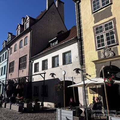 Konventa sētas viduslaiku ēku pulciņš ar kafejnīcām Kalēju ielā pēcpusdienas gaismā, Rīga, Latvija