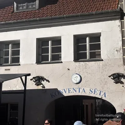 L’emblema della colomba e le applique in ferro battuto a forma di drago sopra l’ingresso di Konventa Sēta, Riga, Lettonia