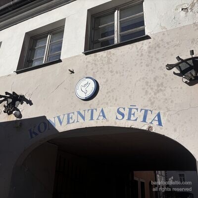 Svētā Gara balodis uz pamatakmens virs Konventa sētas ieejas arkas, Rīga, Latvija