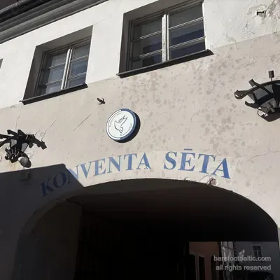 La colomba dello Spirito Santo sulla chiave di volta sopra l’arco d’ingresso di Konventa Sēta, Riga, Lettonia