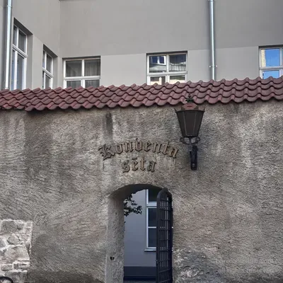 Primo piano della scritta «Konventa sēta» in caratteri gotici e della lanterna sul cancello posteriore, Riga, Lettonia