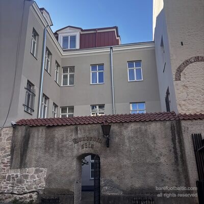 Konventa sētas aizmugures vārti no Skārņu ielas ar gotu rakstā uzrakstu, Rīga, Latvija