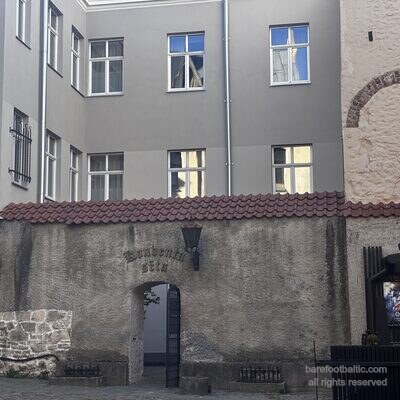 Konventa sētas iekšējais pagalms, skatīts no aizmugures ejas, Rīga, Latvija