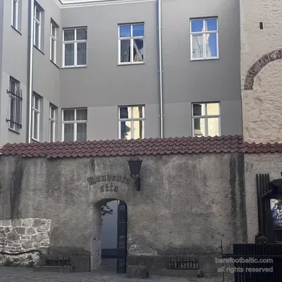 Il cortile interno di Konventa Sēta visto dal passaggio posteriore, Riga, Lettonia
