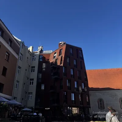 Il muro medievale posteriore di Konventa Sēta con le moderne Redstone Apartments che incombono sopra di esso, Riga, Lettonia