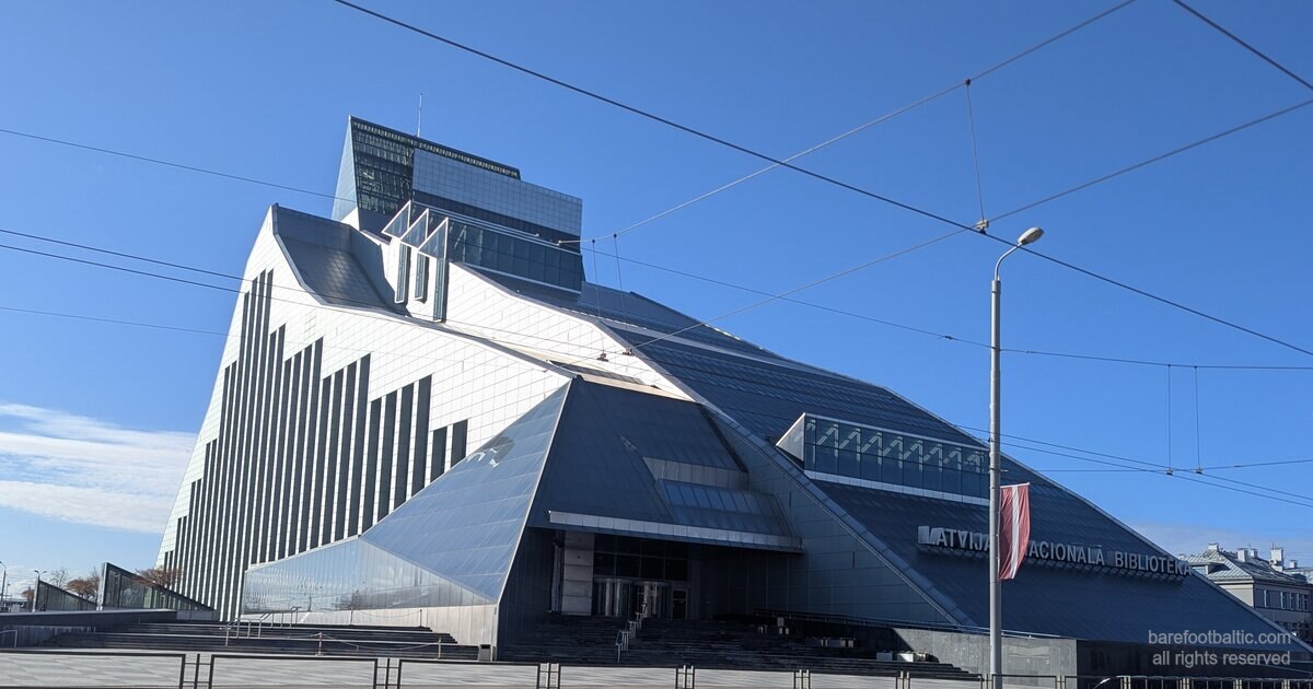 Šviesos pilis — Latvijos nacionalinė biblioteka, Rīga, giedrame danguje.