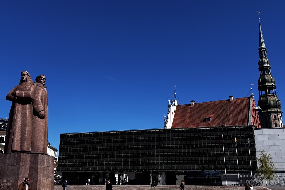 Monument aux Tirailleurs lettons et Musée de l'Occupation sur la place Latviešu strēlnieku laukums, Riga, Lettonie.
