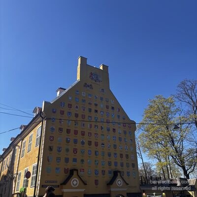 Le pignon du Musée letton de la Guerre avec les armoiries, Riga, Lettonie