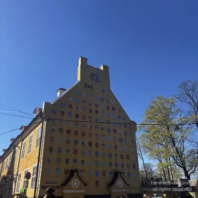 Il timpano del Museo della Guerra lettone con gli stemmi, Riga, Lettonia