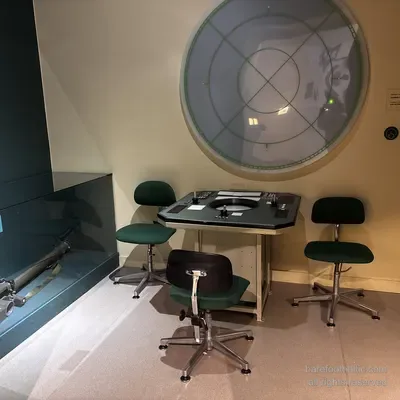 Un&rsquo;esposizione dell&rsquo;epoca della Guerra Fredda nel Museo della Guerra lettone, Riga, Lettonia