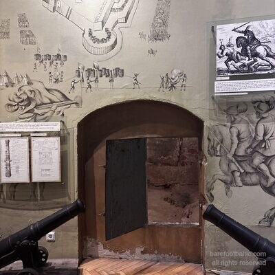 Canons médiévaux et plan des défenses de Riga dans le Musée de la Guerre, Lettonie