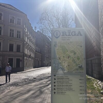 Panneau d'information touristique de Smilšu iela montrant la Tour à poudre 10 mètres plus loin, Riga, Lettonie