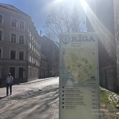 Cartello informativo turistico di Smilšu iela che indica la Torre delle Polveri a 10 metri, Riga, Lettonia