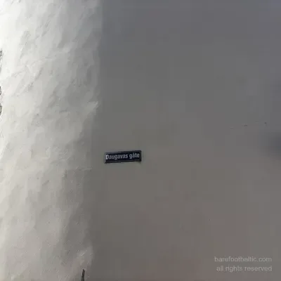 Cartello stradale Daugavas gāte vicino al Castello di Riga, Lettonia