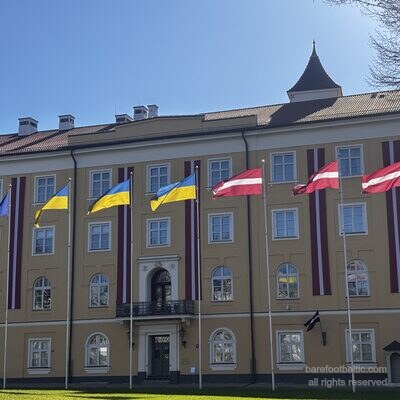 Rytinis Rīgos pilies sparnas su Latvijos ir Ukrainos vėliavomis, Rīga, Latvija