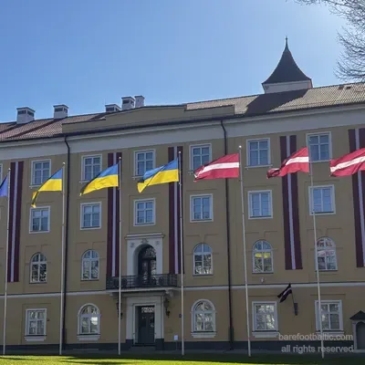 Ala orientale del Castello di Riga con le bandiere lettone e ucraina, Riga, Lettonia