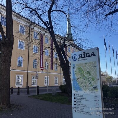 Pils laukums su Rīgos turizmo informacijos ženklu prie Rīgos pilies, Latvija