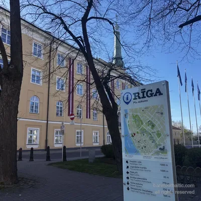 Pils laukums con il cartello dell'informazione turistica di Riga, vicino al Castello di Riga, Lettonia