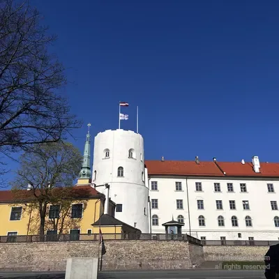 Castello di Riga dal lato sud con i pennoni presidenziali, Riga, Lettonia
