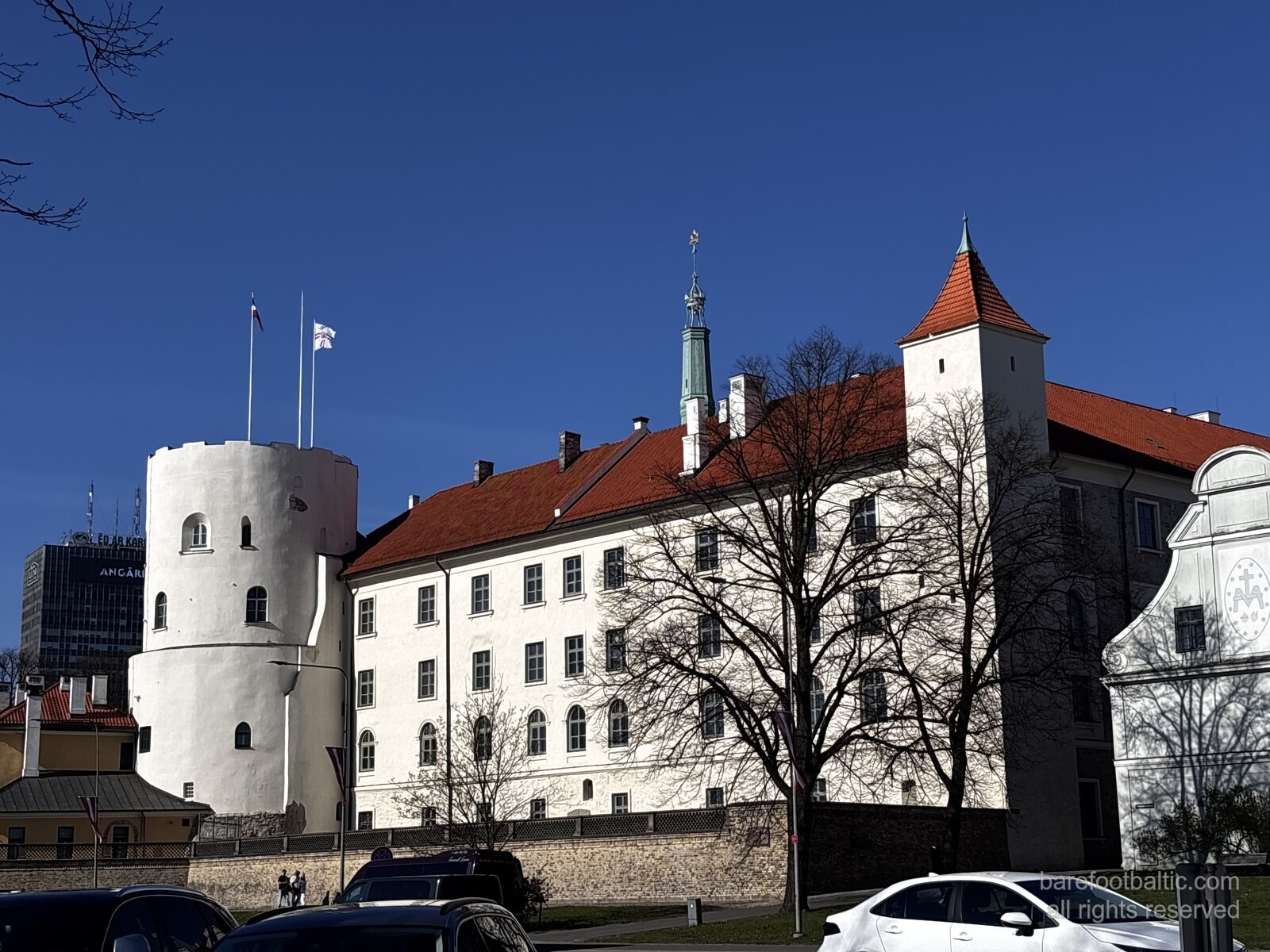 Rīgos pilis (Rīgas pils) su baltomis sienomis, raudonu stogu ir apvaliu Šventosios Dvasios bokštu Rīgoje, Latvijoje.