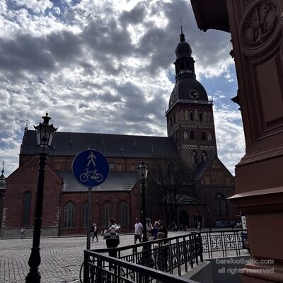 La cathédrale de Riga par un jour de printemps nuageux avec un panneau piétons au premier plan, Lettonie