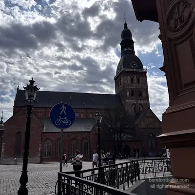 La Cattedrale di Riga in una giornata nuvolosa di primavera con un cartello pedonale in primo piano, Lettonia
