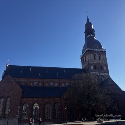 Une vue plus large de Doma laukums et de la cathédrale, fin d'après-midi, Riga, Lettonie