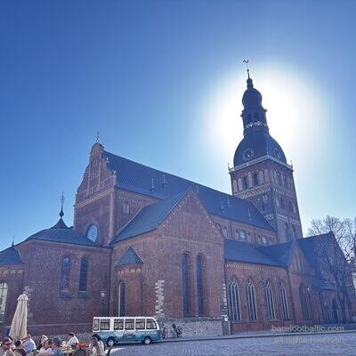 Bus de tourisme d'époque sur Doma laukums devant la cathédrale de Riga, Lettonie