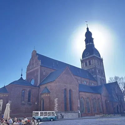 Autobus turistico d'epoca in Doma laukums davanti alla Cattedrale di Riga, Lettonia