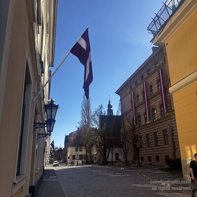 Jēkaba ielas bruģis ar Saeimu un Sv. Jēkaba smaili priekšā, Rīga, Latvija