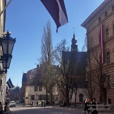 La Saeima (parlamento lettone) con il campanile di San Giacomo sopra, in Jēkaba iela, Riga, Lettonia